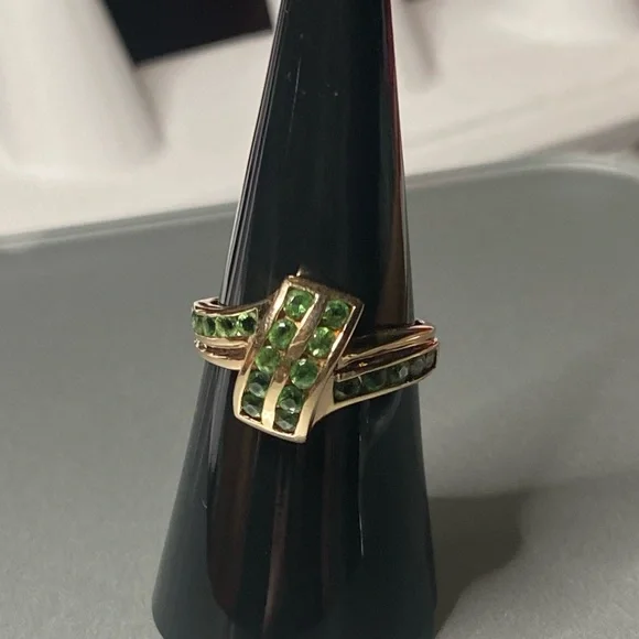 Gorgeous 10k gold emerald ring - Picture 4 of 6